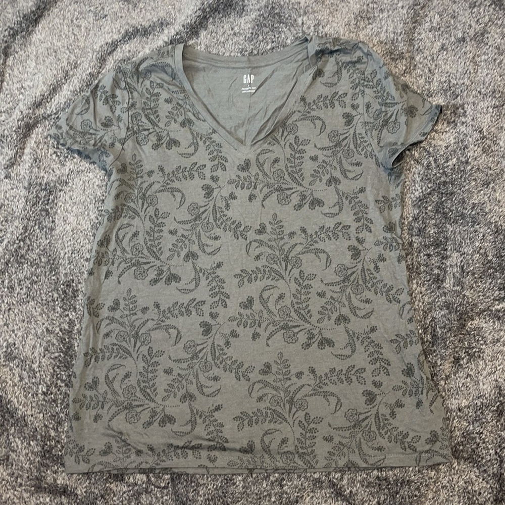 Size Large 6 piece lot of misc Gap tops long & Short sleeve - Picture 7 of 8